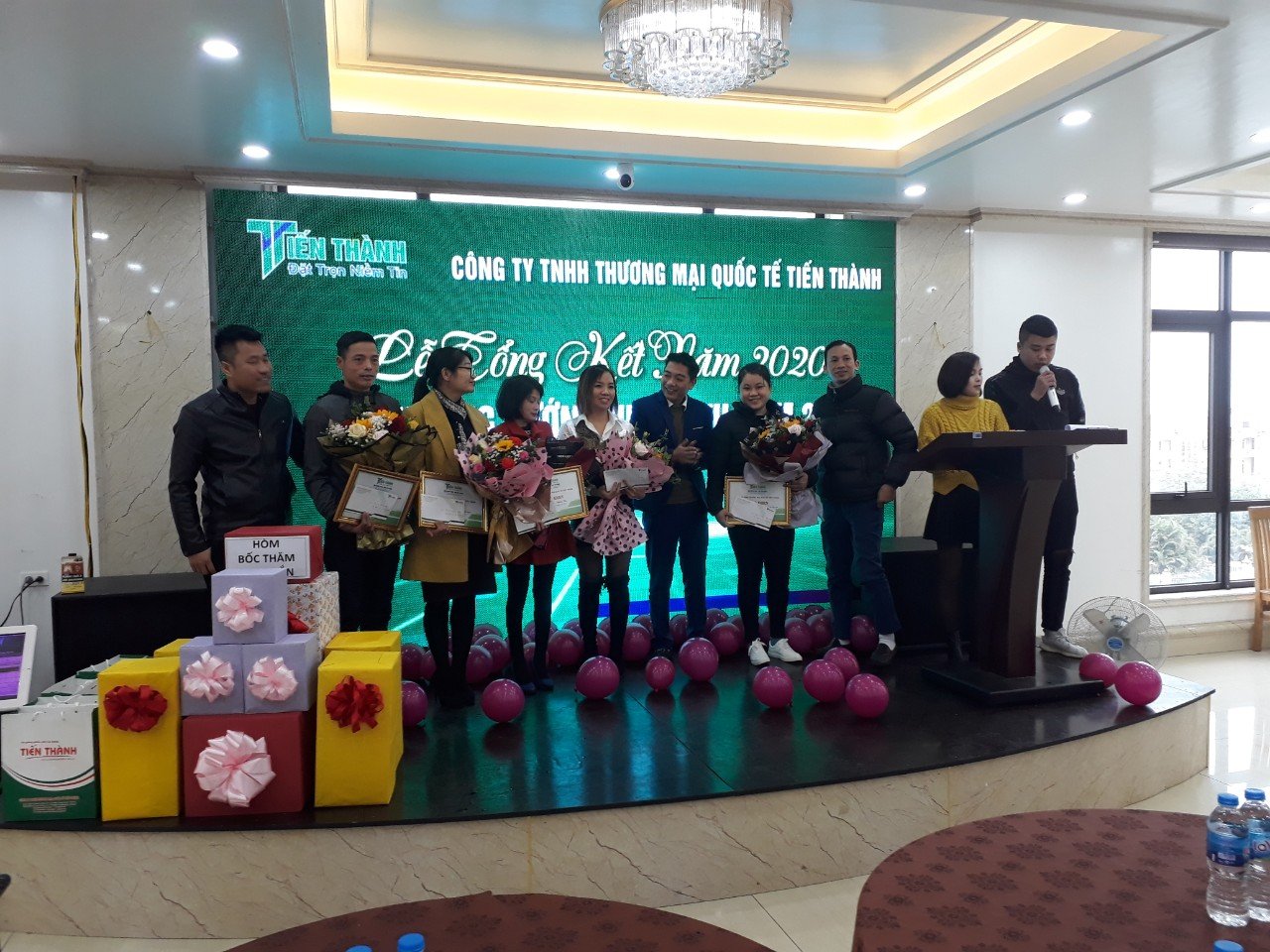 trao tăng phần quà nhân viên suất sắc nhất năm